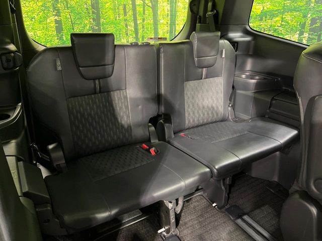 3列目シートはもちろん状態良好☆大人でもゆったりと座って頂けますので、大人数でのお出かけもラクラクです♪ご家族で、気の知れた仲間で、ドライブに行くのが楽しみですね♪