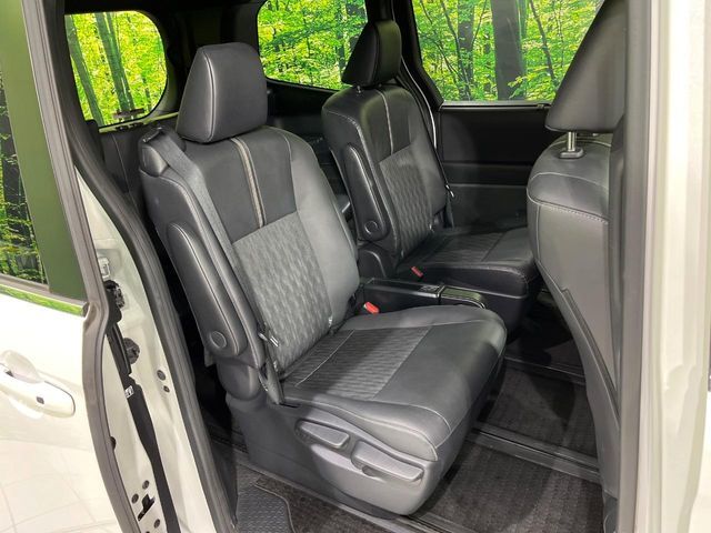 後部座席も気になるようなキズ・汚れやへたり等、大きなダメージはなく、良好な状態です。