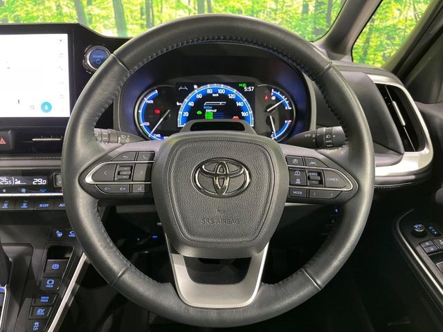 【レーダークルーズコントロール】高速道路での長距離走行が楽に！！自動で速度を保つクルーズコントロールが、衝突軽減システムと連携し、前方の車両を感知して車間を保つように速度調節してくれます！！