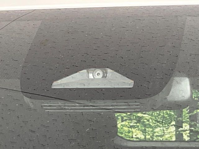 【トヨタセーフティセンス】走行中に前方の車両等を認識し、衝突しそうな時は警報とブレーキで衝突回避と被害軽減をアシスト。より安全にドライブをお楽しみいただけます。