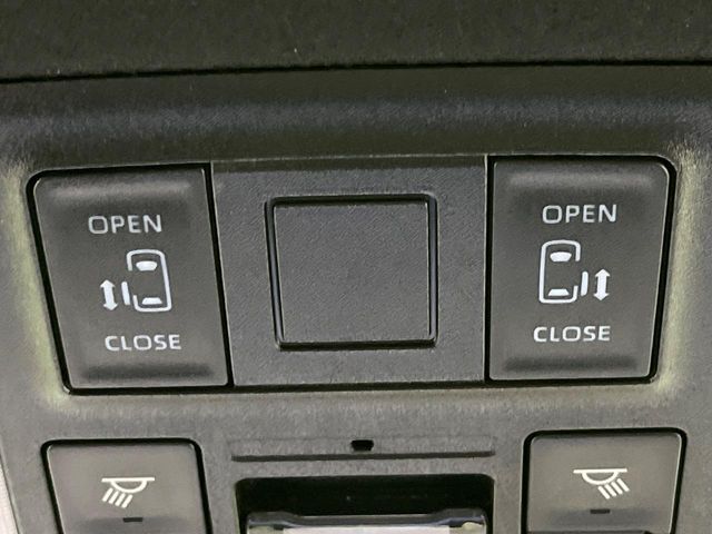 【両側スライドドア】駐車場で隣の車との間隔が狭く乗りにくい時、スライドドアなら安心！ドアオープン時も幅を取らず、開口部が広いので乗り降りがとっても簡単です。大きな荷物の出し入れも後席から可能♪