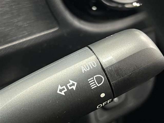AUTOの位置にセットしておくと、暗くなったら自動でライトの点灯をサポートしてくれます！高速道路でのトンネル通過時など便利です！