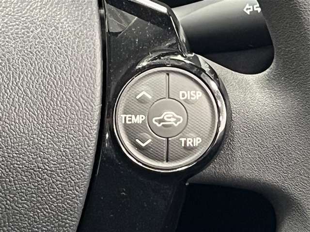 右側のステアリングスイッチではオートエアコンの温度調整などの操作が出来ます！