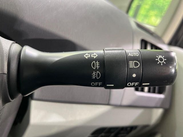 【オートライト】周りの明るさに応じて自動でヘッドライトの点灯・消灯ができる機能です！ライトの付け忘れ・消し忘れなどが無くなり、雨の日や夕方の走行も安心！トンネル通過時も便利ですね♪