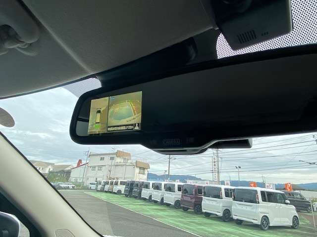 ルームミラーでも全周囲確認。