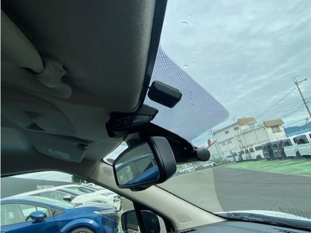 前方と後方ドラレコは社内から投影してくれます。