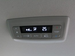 フルオートエアコンが装備されています。ボタン1つで室内を快適温度に設定できます！