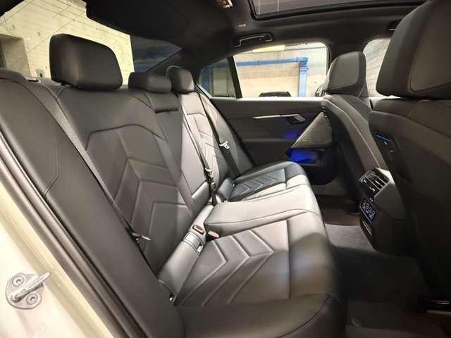 【エアバック】BMWのエアバックやその他の安全装備は、互いに補完しあう事で徹底した安全性を貫きます。万一の事故の際にそれぞれ最適な保護を提供してくれます！