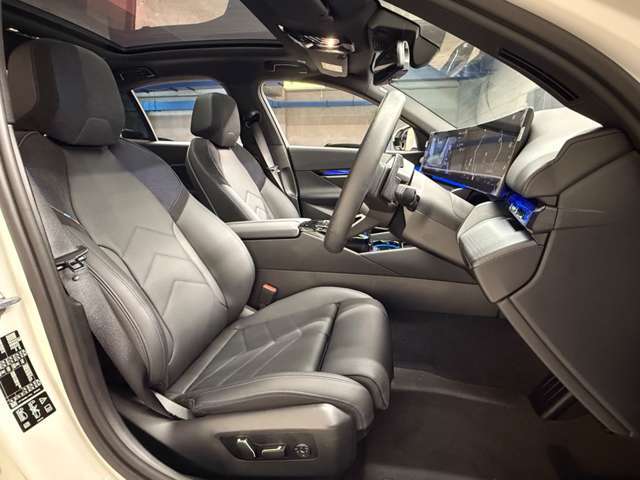【コックピットシート】BMW車の主役席。車体中央にくる様に配置し車両重心とが一致する事でドライバーと車との一体感あるドライビングを実現。人間工学に基づき形成した形状が長時間のドライブ疲労も軽減します！