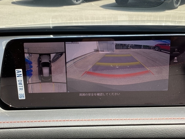 前後左右に取り付けられた4つのカメラを使い、車を上空から見たような疑似画面を作り、駐車をサポート致します。シーンに応じてフロントワイドモニターやサイドモニターなど、切り替え可能です！
