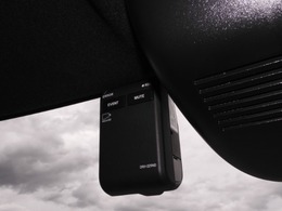 ◆ドライブレコーダー◆映像・音声などを記録する自動車用の装置です。　もしもの事故の際の記録はもちろん、旅行の際の思い出としてドライブの映像を楽しむことができます。