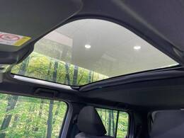 【ガラスルーフ】ガラスルーフ搭載で車内の解放感が一気にアップ！開放的なドライブをお楽しみいただけます。