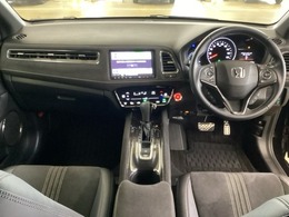 車内は光触媒抗菌消臭施工済です。インパネ周りはスタイリッシュなデザインで機能や装備も充実しています。グローブボックスやカップホルダーのほかにトレーなどたくさんの収納スペースが付いています。