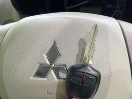 【キーレス】少し離れた場所からでもボタン一つでドアの開錠・施錠ができるのでとっても便利！ドアの鍵穴周りに傷をつけることもありません♪