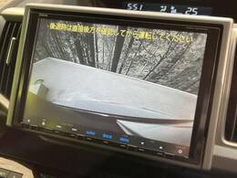 【バックカメラ】駐車時に後方がリアルタイム映像で確認できます。大型商業施設や立体駐車場での駐車時や、夜間のバック時に大活躍！運転スキルに関わらず、今や必須となった装備のひとつです！