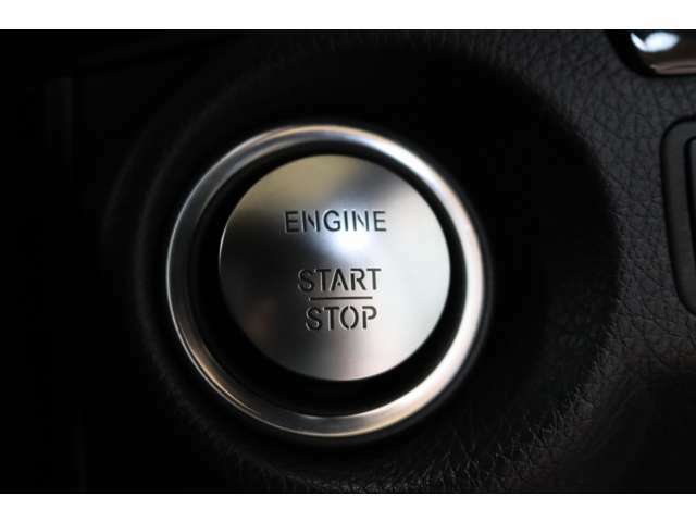 プッシュスタートボタンを押す事でエンジン始動＆停止が行えるキーレスゴーシステムを装備！！ドアノブに触るだけで鍵の開け閉めが可能なスマートキーシステムもございます！