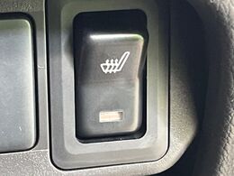 【シートヒーター】寒い日に重宝するシートヒーター！エアコンより早く温まってくれるので寒がりの人も安心ですね♪エアコンの温風は乾燥するから苦手、という方にもをおすすめです。