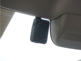 ◆ドライブレコーダー◆映像・音声などを記録する自動車用の装置です。　もしもの事故の際の記録はもちろん、旅行の際の思い出としてドライブの映像を楽しむことができます。