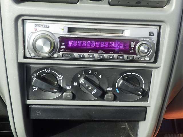 社外オーディオ！　ラジオも聴くことができます♪　なくては困るドライブの必需品です！（MD不調です）　　シンプルで使いやすいエアコンスイッチ！