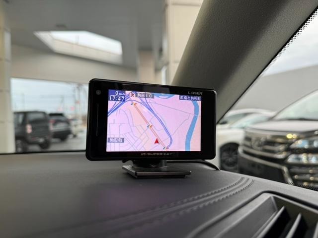 このお車にはユピテルのSUPERCATレーダー探知機が装着されています。オービスなどを事前に知らせてくれることで安全運転意識が高まり、日頃から安全運転を心がけれるようになります。