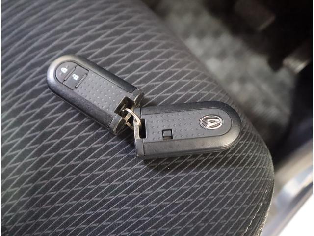 リモコンキーを取り出さなくてもエンジンのON/OFFやドアの開錠・施錠がスイッチ一つで行えるスマートキーです♪