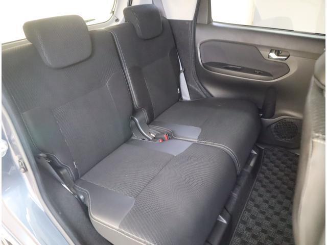 後席はお買い物で使うには十分な広さ！