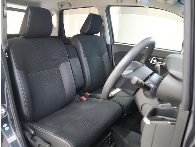 ベンチシート構造で狭いところに駐車しても乗り降り楽々！