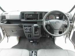 ロードカンパニーでは、仕入れ担当が、良質車を見極め仕入れし御車が入庫後、スタッフが念入りに試乗し当店のチェック項目をクリアした車両だけを丹念に磨き仕上げ展示しています。