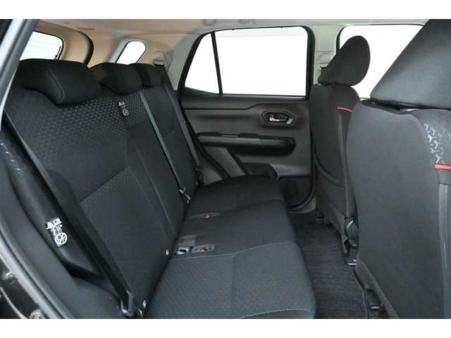 リヤシートです。　膝まわりに大きなゆとりで、ユウユウ座れます。