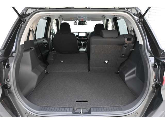 リヤシートは、6：4分割可倒式で、シートバックを前倒しできます。　荷物に合わせてシートアレンジが可能です。