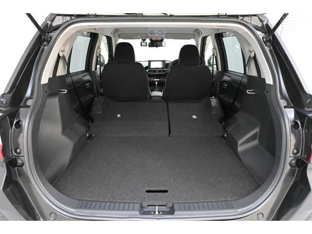 リヤシートのシートバックを両側 前倒しした状態です。　大きな荷物や幅のあるものを積むことができます。