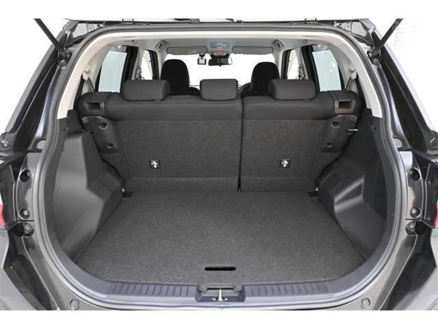 目的や荷物に合わせて、空間をアレンジ。　十分なゆとりを確保したラゲージスペース。　後席乗車時でも荷物をたっぷり積み込むことができます。