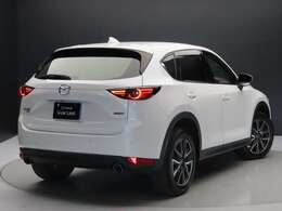 弊社下取りワンオーナー車のCX-5が入荷です。平成29年式で走行6.1万Kmと進んでおりますが、定期点検や車検も弊社で実施いただくなど大切に乗られたCX-5です。小キズや薄い線キズはありますが、状態良好ですよ。