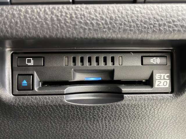 【ETC】有料道路を利用する際に料金所で停止することなく通過できる、ETC車載器（ノンストップ自動料金収受システム機器）が装備されています。セットアップを行うことで利用可能になります。