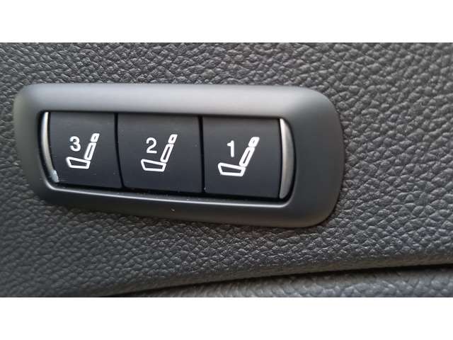 運転席のパワーシートはメモリー付きでセットしていればご自身位置もワンタッチです。冬場にはシートヒーターもついているのでドライブも楽しくなります♪