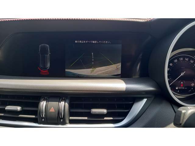 バックカメラ付きで車庫入れ等が苦手な方には便利な機能です♪