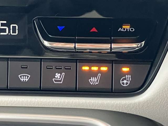 運転席＆助手席には3段階調整が可能なシートヒーター機能だけでなく、ステアリングヒーターにエクスクルーシブ専用のシートエアコン(ベンチレーションシート)も付いています。