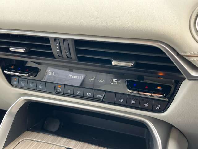 設定した温度に対して風量を自動調整してくれる、オートエアコンを装備しております。