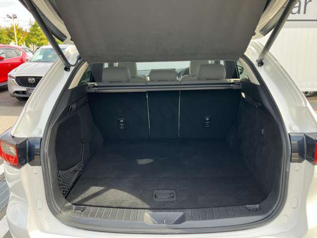 リアシート4：2：4分割。真ん中を倒すことでスキー板や絨毯などの長い物を載せても、両サイドの乗員が窮屈にならなずにお座り頂けます。