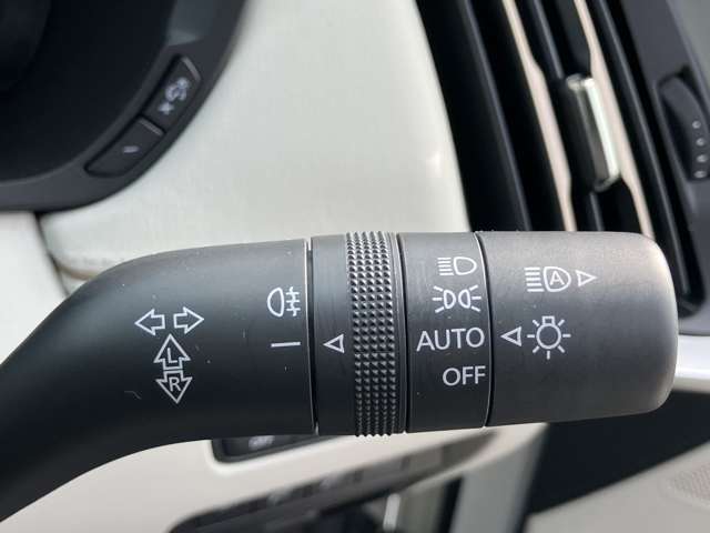 夜間走行に活躍する、オートライトも装備しています。