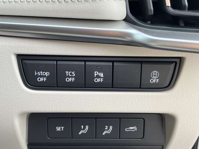 横滑り防止装置やアイドリングストップなど各機能を操作できるクラスタースイッチです。