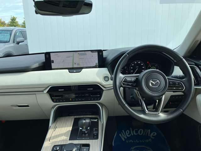 フロントピラーの位置を従来よりも後方にレイアウト。運転席からの視界の広がりを向上。車両の周囲の状況を、いち早く知ることで、安全に運行できます。