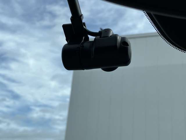 前後2カメラドライブレコーダー付きの1台。今、流行りのアイテムですので、最初から取り付けられていると嬉しいですね！