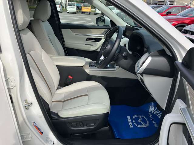 人間が理論的に快適に運転できる硬さや大きさ、角度を再現できる運転席シートとなっており、長距離ドライブでも疲れにくくなっております