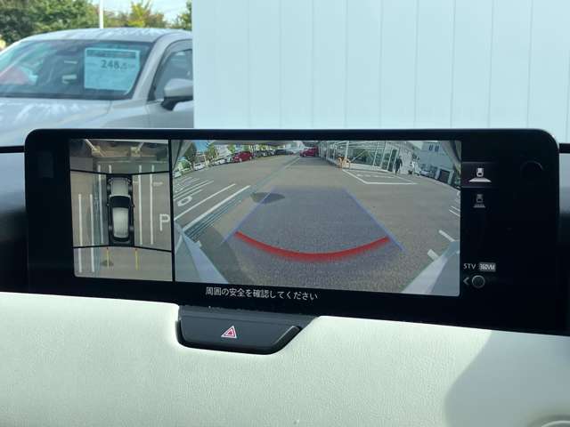 360°ビューモニターでは、両サイドとフロント、バックカメラの合成で、あたかも上空から見下ろした様に周囲を確認して頂けます。駐車場だけでなく、T字路等でも活躍のアイテムです！