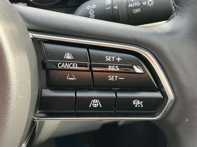 登録した速度に保ち走行するレーダークルーズコントロール付き。高速やバイパスでの運転支援に役立つ便利アイテムです！