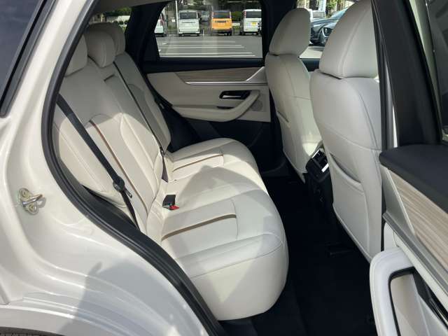 リアシートも厚みのあるシートでホールド感があり、長距離のドライブでも疲れを少なくさせてくれます。