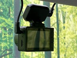 【ドライブレコーダー】安心・安全なカーライフに必須のドライブレコーダーを装備！走行中はもちろん、あおり運転や事故に遭遇した際の状況も映像で記録し、万一のリスクに備えます。