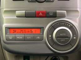 【オートエアコン】一度お好みの温度に設定すれば、車内の温度を検知し風量や温度を自動で調整。暑い…寒い…と何度もスイッチ操作をする必要はありません。快適な車内空間には必須の機能ですね♪
