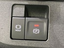 【電動パーキングブレーキ】パーキングブレーキは便利な電動式！ボタン一つで操作でき、アクセルを踏めば自動で解除されます♪レバーやペダルが無いので運転席廻りもすっきりしますね♪